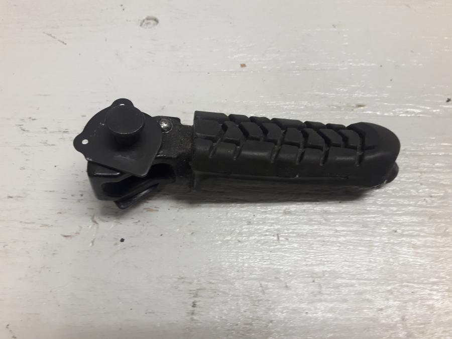 Framsidan på Fotpinne från en KTM 125 Duke -2017 motorcykel.