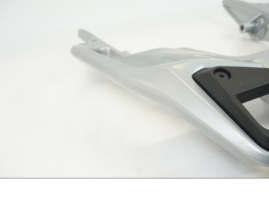 Snett uppifrån på Passagerarhandtag från en BMW S 1000 XR -2019 motorcykel.