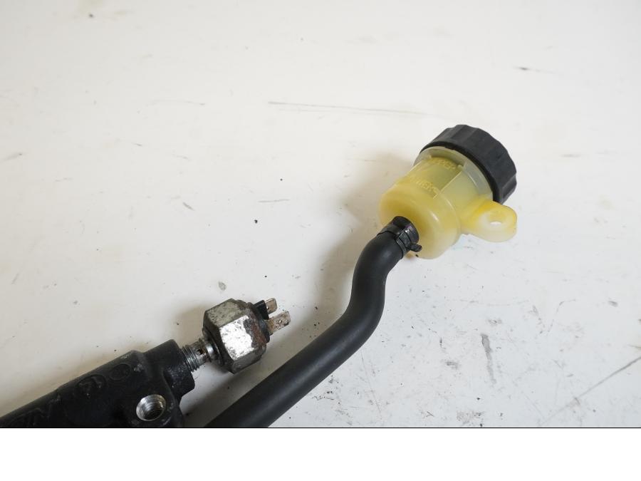 Vänster sida på Bromshuvudcylinder från en Triumph Tiger -2007 motorcykel.