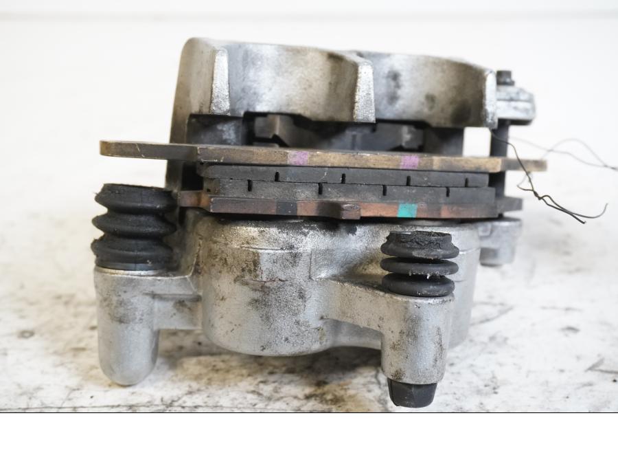 Höger sida på <p>Bromsok höger fram från Kawasaki VN 1700 Classic Tourer 2009.</p>
<p>Tokico, 2-kolv.</p> motorcykel.