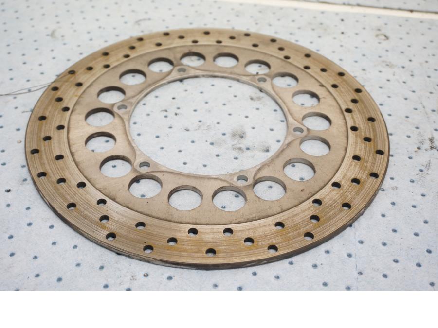 Baksidan på Bromsskiva från en Yamaha XV 1600 -1999 motorcykel.