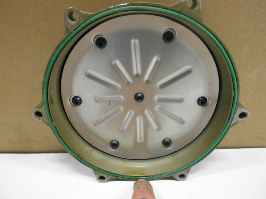 Baksidan på Kopplingskåpa från en Ducati 1199 Panigale -2012 motorcykel.