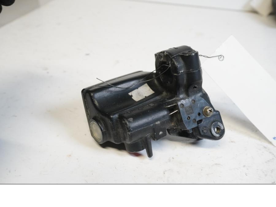 Baksidan på Bromshuvudcylinder från en Kawasaki ZX-9R -1996 motorcykel.