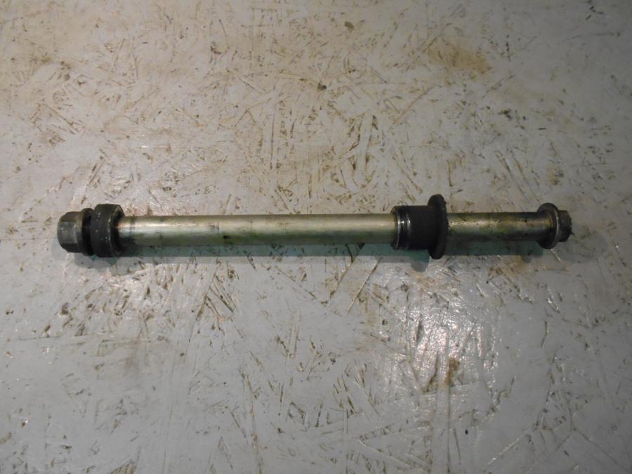 Framsidan på Axel från en Triumph Speedmaster -2010 motorcykel.