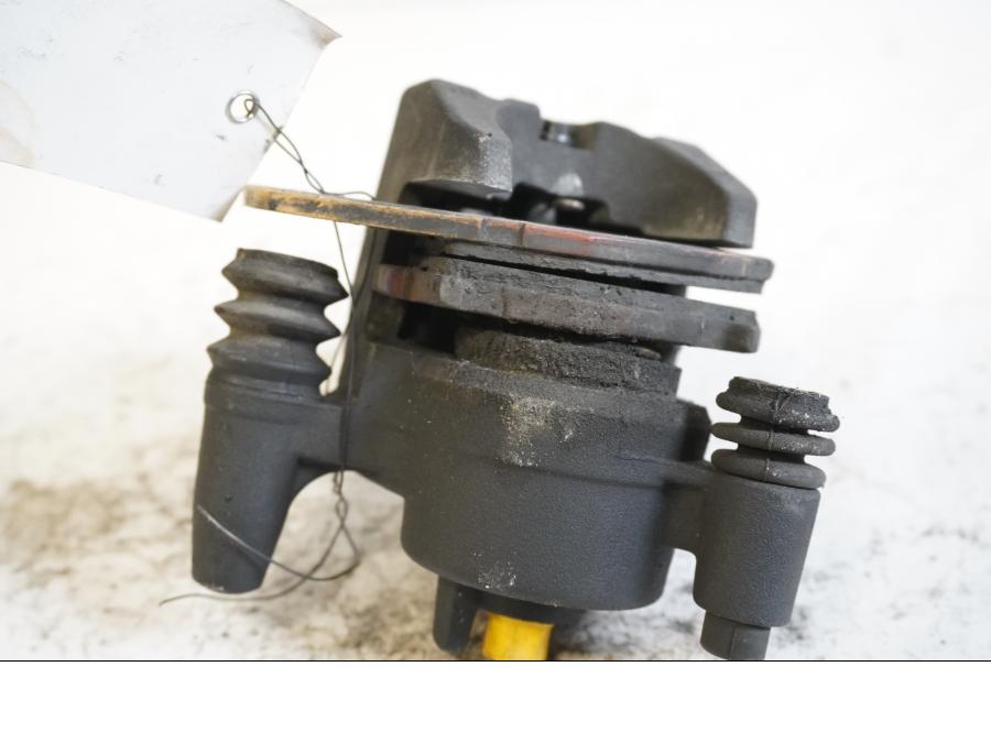 Höger sida pÄ <p>Bromsok bak frÄn Kawasaki ER-6N ABS 2010.</p>
<p>Tokico, 1-kolv.</p> motorcykel.