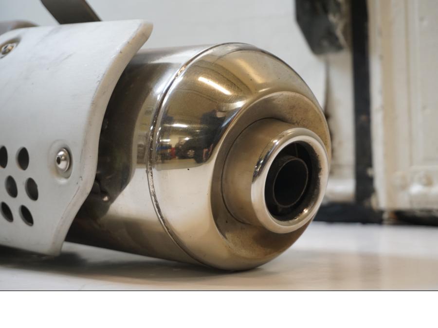 Snett uppifrån på Ljuddämpare från en BMW F 650 -1999 motorcykel.