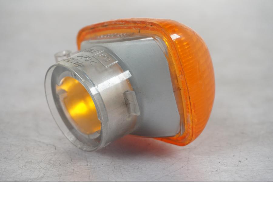 Snett nerifrån på Blinkersglas från en Suzuki SV 650 -1999 motorcykel.