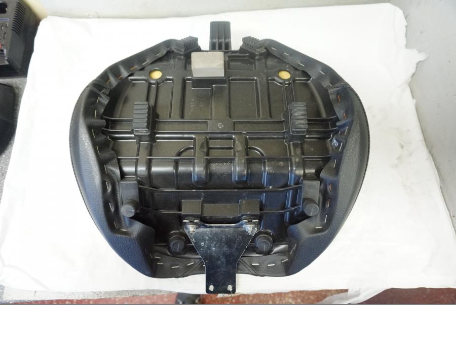 Snett uppifrån på Sadel från en Suzuki VL 800 -2009 motorcykel.