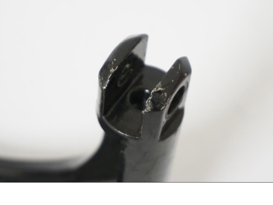 Snett uppifrån på Fotpinnefäste från en H-D Softail -2004 motorcykel.