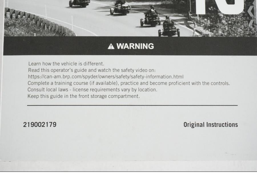 Baksidan på Instruktionsbok från en Can-Am BRP -2022 ATV.
