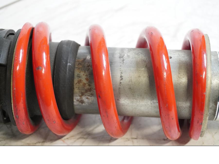 Snett uppifrån på Stötdämpare från en Honda CBR 600 -1987 motorcykel.