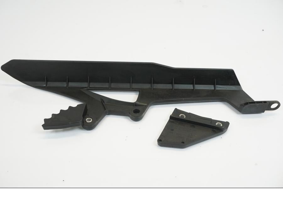 Vänster sida på Kedjeskydd från en KTM 1190 Adventure -2013 motorcykel.