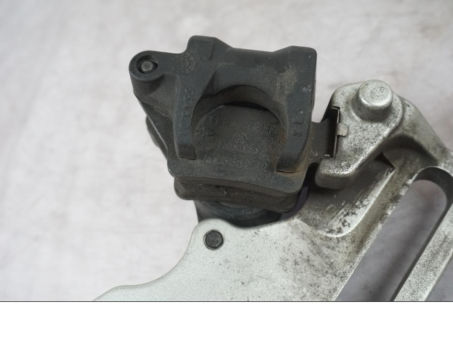 Snett uppifrån på Bromsok från en BMW F 800 R -2018 motorcykel.