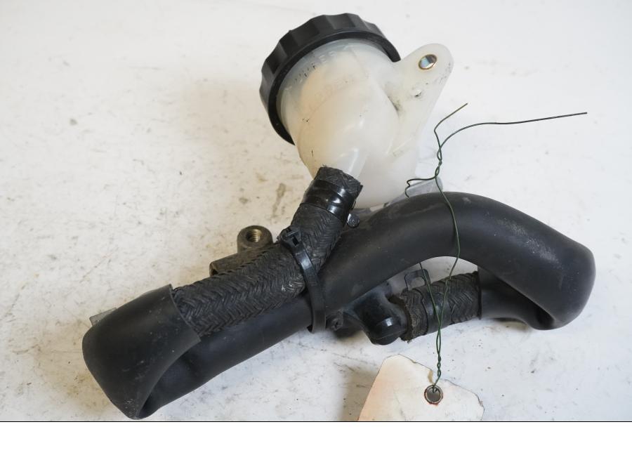 Höger sida på Bromshuvudcylinder från en Honda CBR 1100 XX -2000 motorcykel.