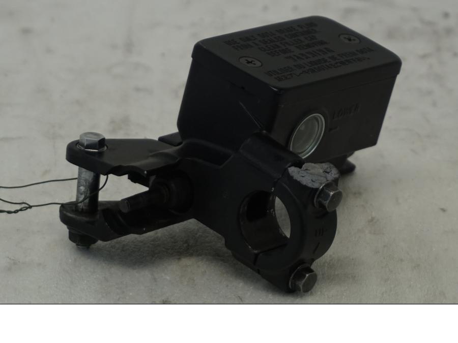 Snett uppifrån på Kopplingshuvudcylinder från en Suzuki DL 1000 -2016 motorcykel.