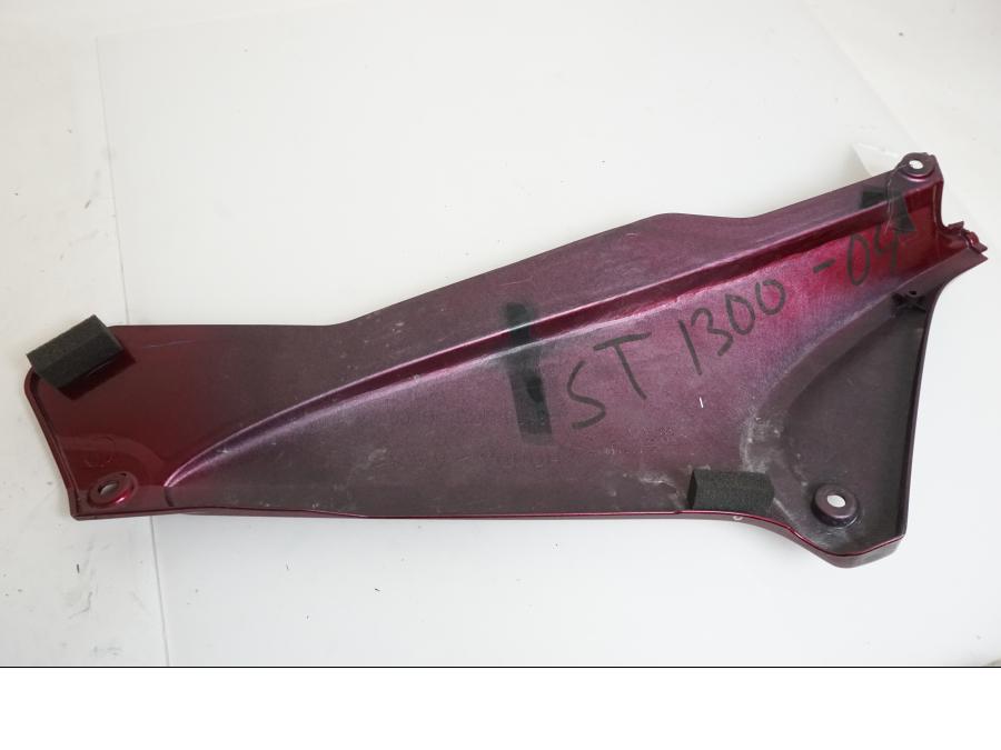 Snett nerifrån på Sidopanel från en Honda ST 1300 -2002 motorcykel.