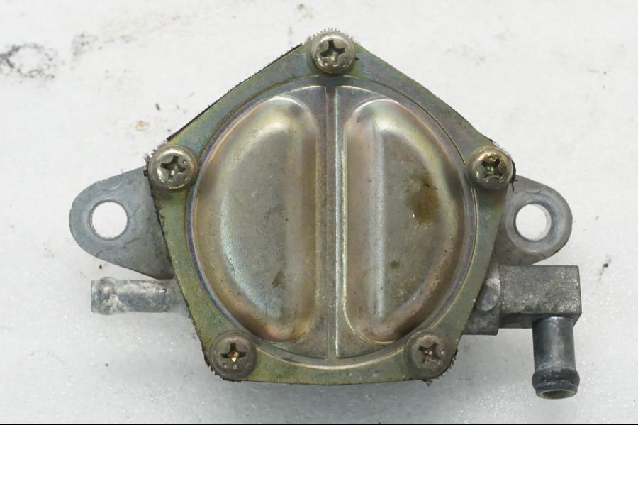 Baksidan på Bensinpump förgasare från en Ducati Monster 600 -2001 motorcykel.