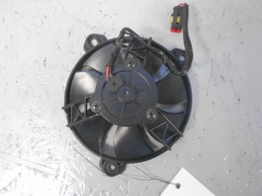 Framsidan på Vattenkylfläkt från en Ducati Streetfighter 1098 -2010 motorcykel.