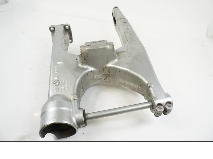 Höger sida på Sving från en Yamaha BT 1100 -2003 motorcykel.