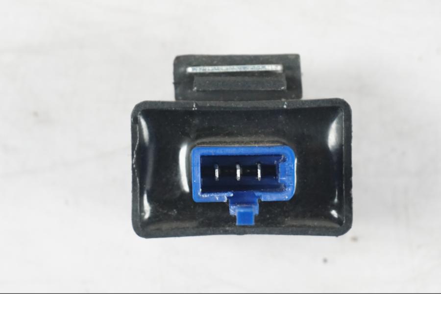 Vänster sida på Blinkersrelä från en KTM 690 Duke -2015 motorcykel.