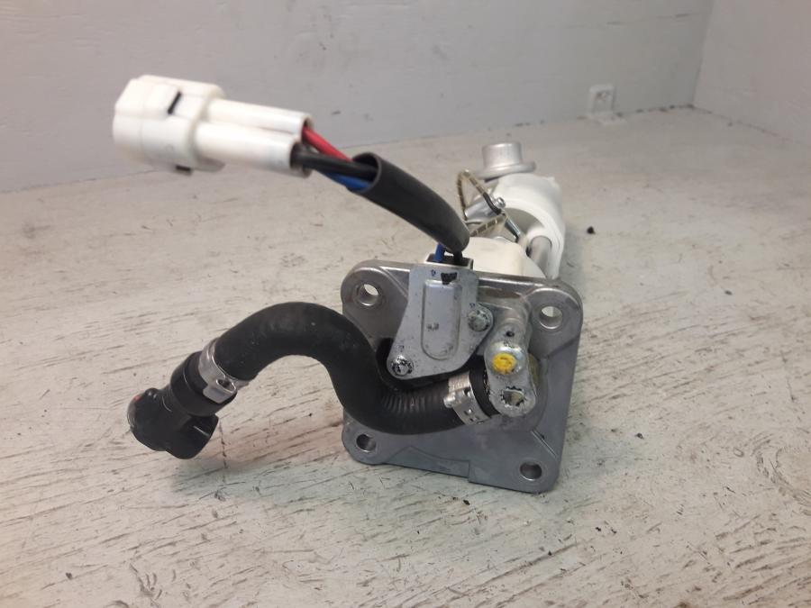 Baksidan på Bensinpump insprut från en KTM 1290 Super Duke -2016 motorcykel.