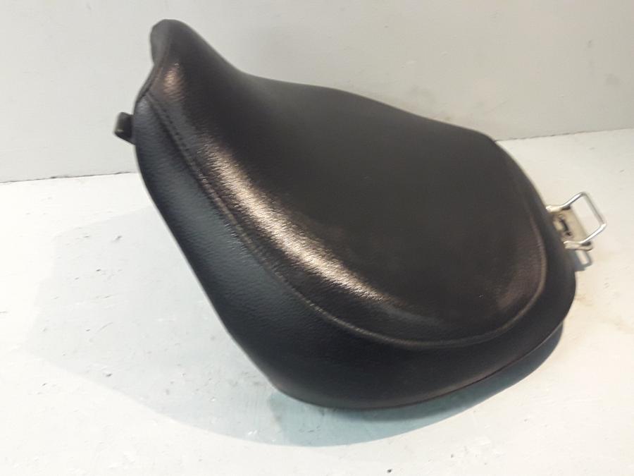 Baksidan på Sadel från en Suzuki VL 800 -2009 motorcykel.