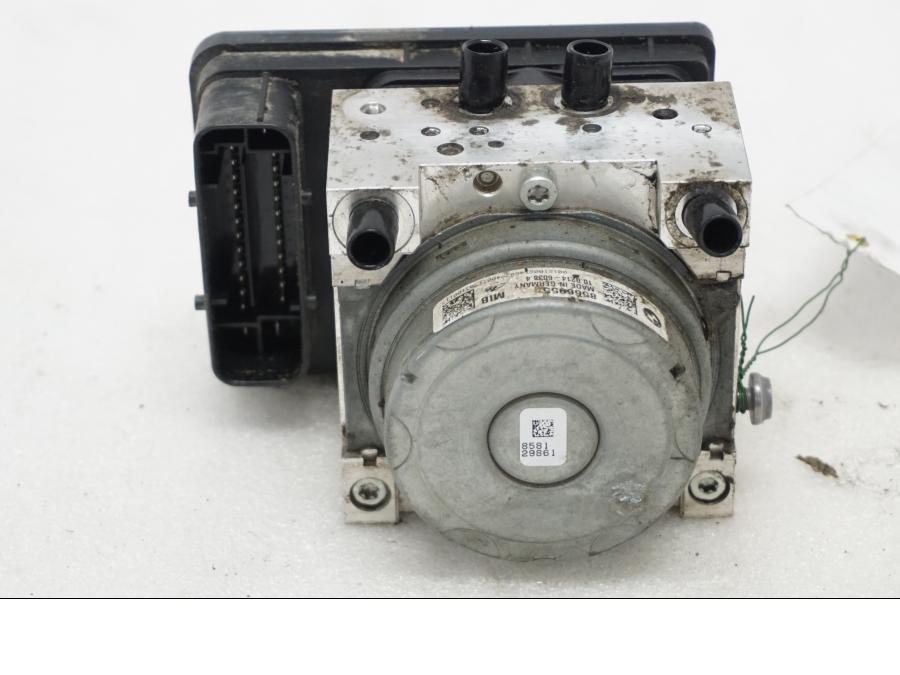 Framsidan på ABS Modulator från en BMW R 1200 GSA -2017 motorcykel.