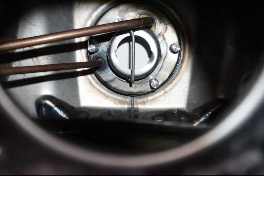 Snett nerifrån på Bensintank från en Triumph Tiger 900 GT Pro -2021 motorcykel.