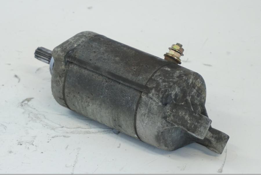 Snett nerifrån på Startmotor från en Honda XL 1000 V -1999 motorcykel.