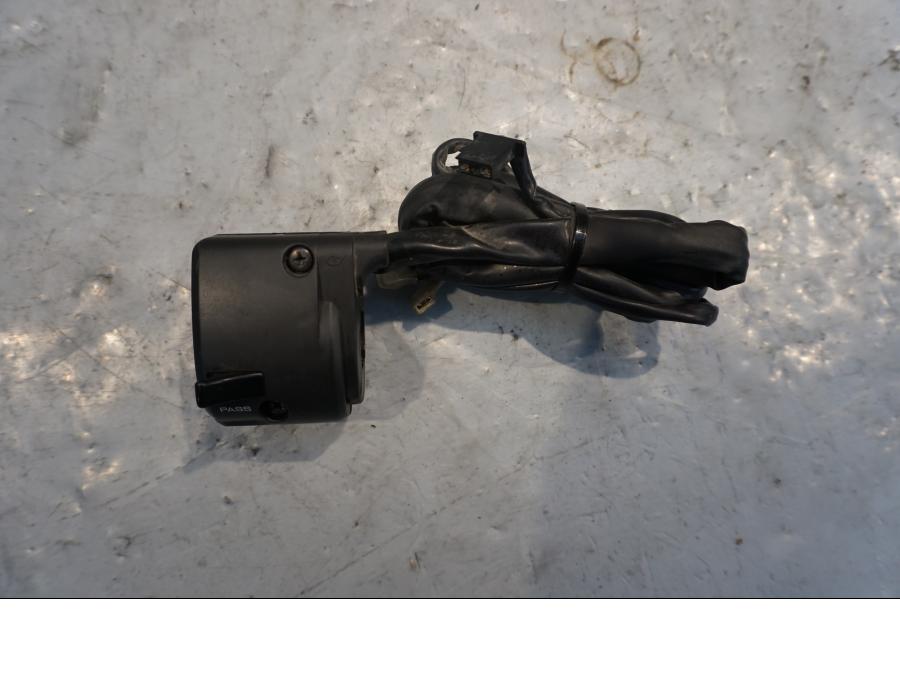 Baksidan på Styrelreglage från en Yamaha XT 1200 Z -2011 motorcykel.