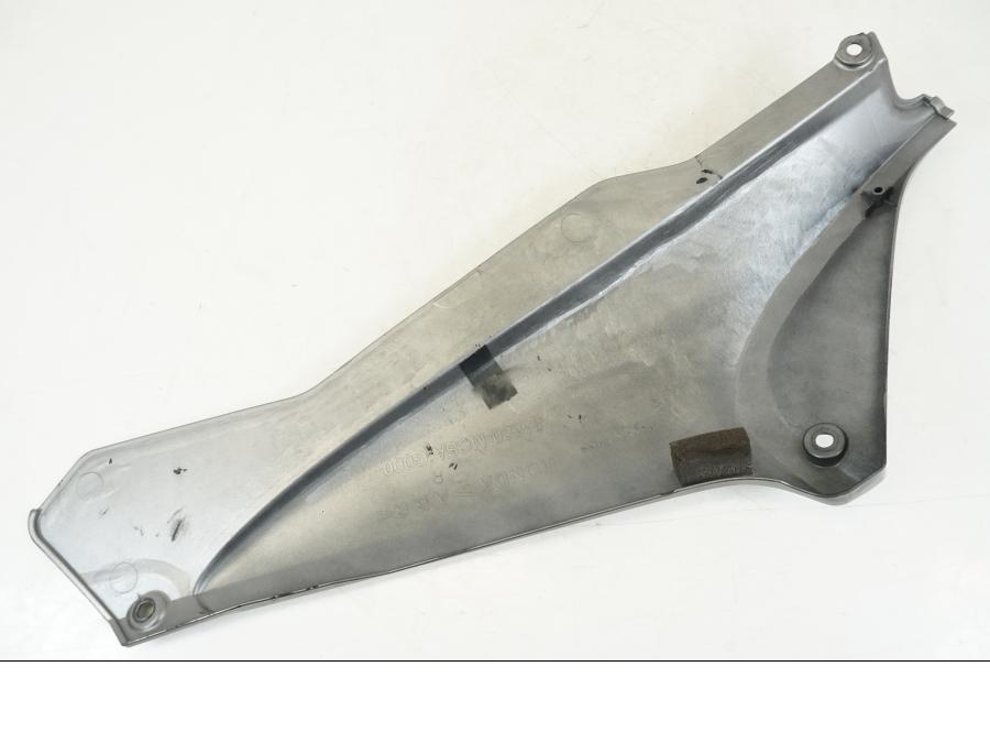 Snett nerifrån på Sidopanel från en Honda ST 1300 -2002 motorcykel.