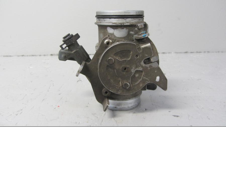 Baksidan på Spjällhus från en BMW R 1150 RT -2003 motorcykel.