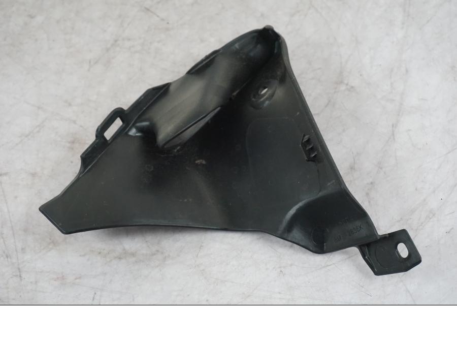 Höger sida på Sidkåpa innerplast från en Yamaha MT-09 -2024 motorcykel.