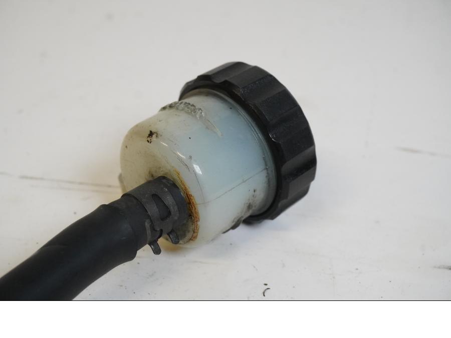 Vänster sida på Bromshuvudcylinder från en Yamaha XVS 1100 -2006 motorcykel.