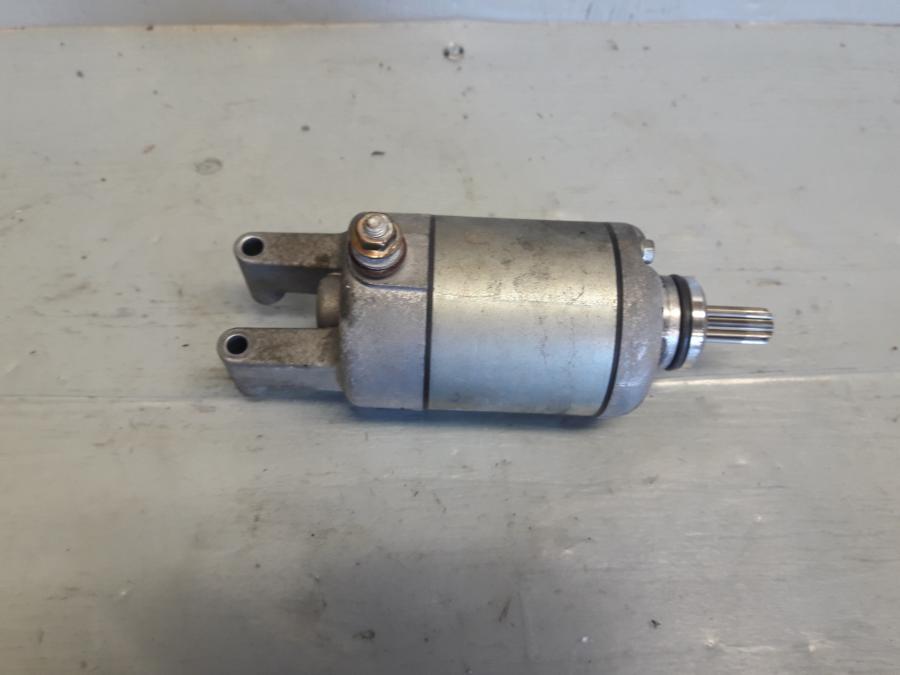 Framsidan på Startmotor från en Yamaha FZ-6 -2004 motorcykel.