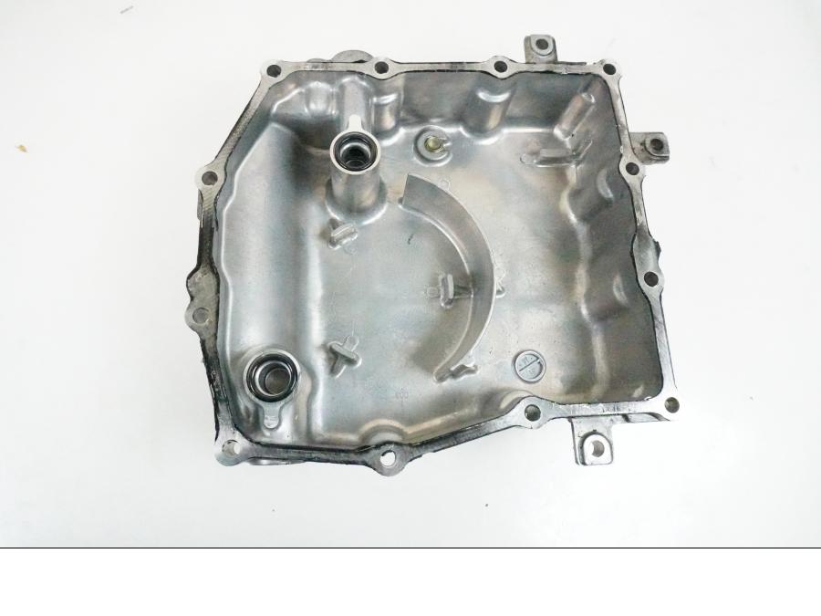 Baksidan på Oljetråg från en Honda VFR 800 -2005 motorcykel.