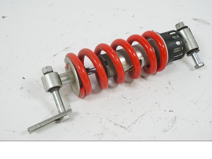 Snett nerifrån på Stötdämpare från en Yamaha XJ 6 -2011 motorcykel.