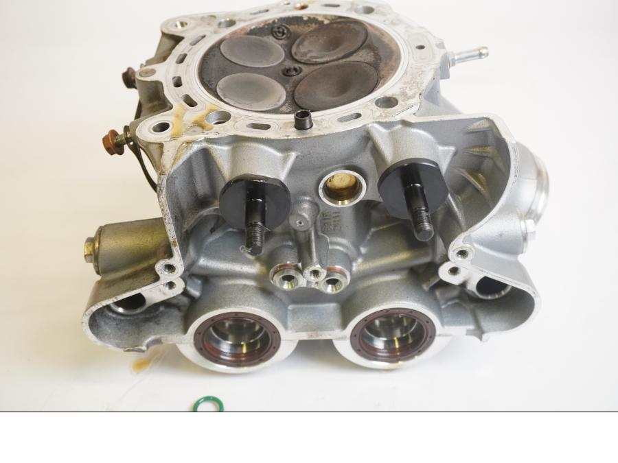 Snett nerifrån på Topplock från en Ducati Multistrada 1260 -2020 motorcykel.