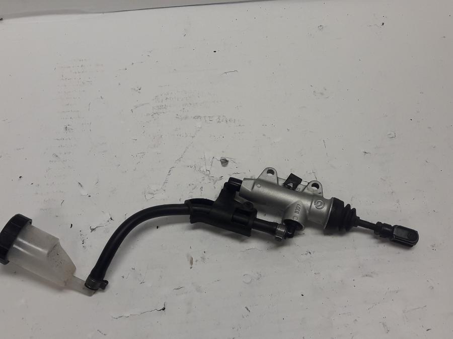 Baksidan på Bromshuvudcylinder från en BMW F 800 ST -2010 motorcykel.