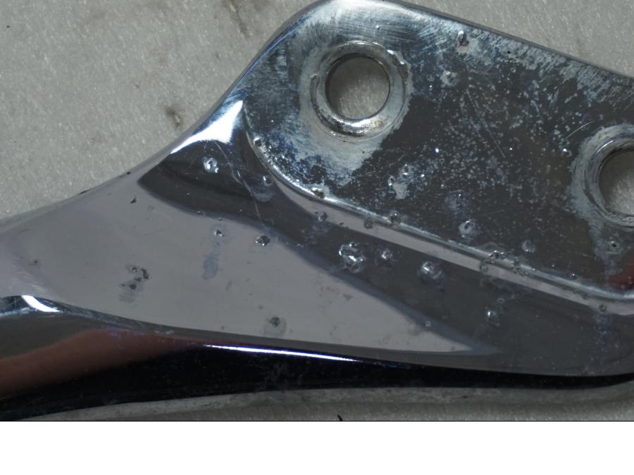 Höger sida på Bakskärmstag från en Triumph Thunderbird 900 -2000 motorcykel.