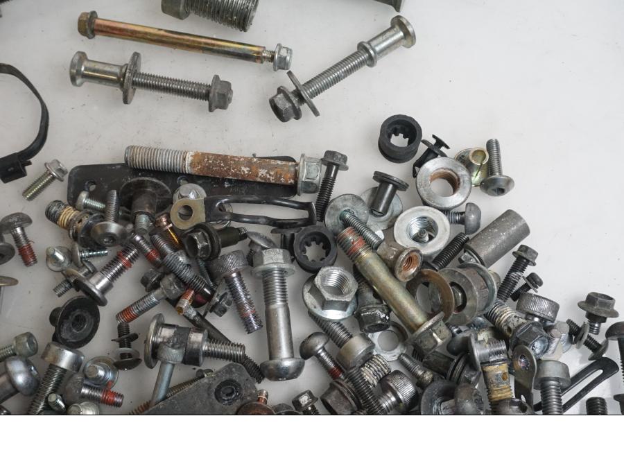 Snett uppifrån på Skruv / Mutter etc från en Honda VTR 1000 F -1997 motorcykel.