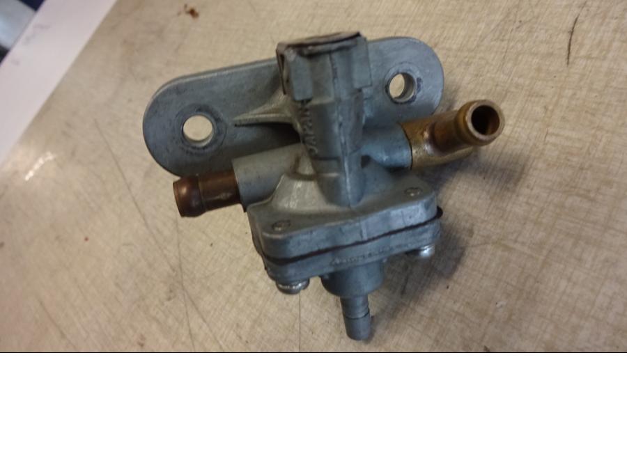 Snett uppifrÄn pÄ Bensinkran frÄn en Suzuki GSX 1100 F -1991 motorcykel.