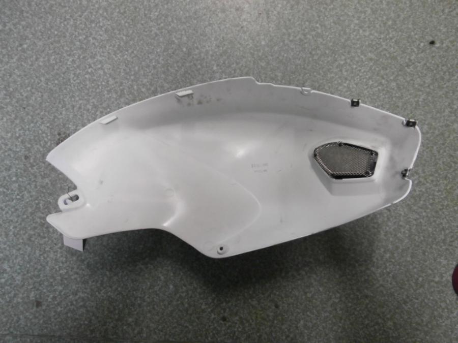 Baksidan på Bensintankskåpa från en Ducati Monster 696 -2013 motorcykel.