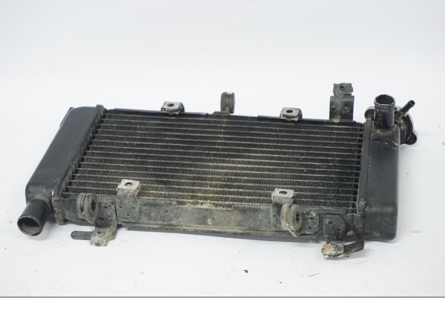 Snett nerifrån på Vattenkyl från en Honda CB 500 X -2015 motorcykel.