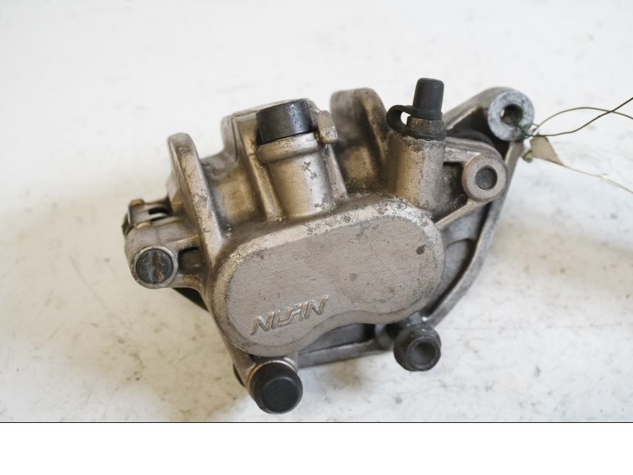 Framsidan på <p>Bromsok höger fram från Honda VFR 750 F 1988.</p>
<p>Okej skick.</p> motorcykel.