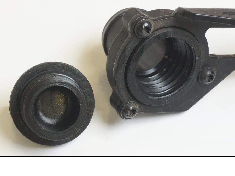 Vänster sida på Oljelock från en KTM 1190 Adventure -2015 motorcykel.