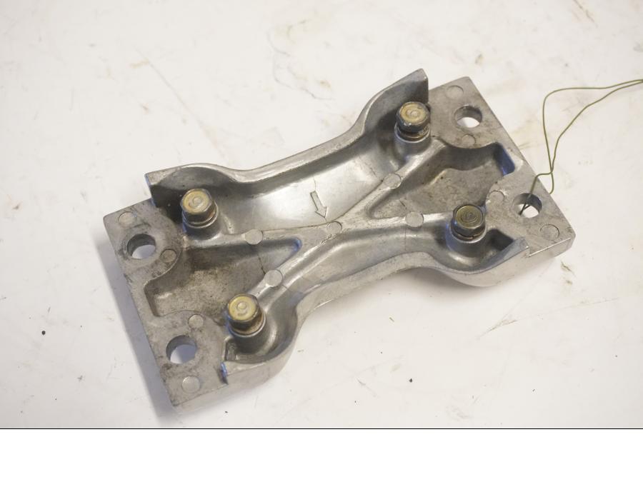 Baksidan på Framskärmsstag från en Yamaha XV 1100 -1995 motorcykel.