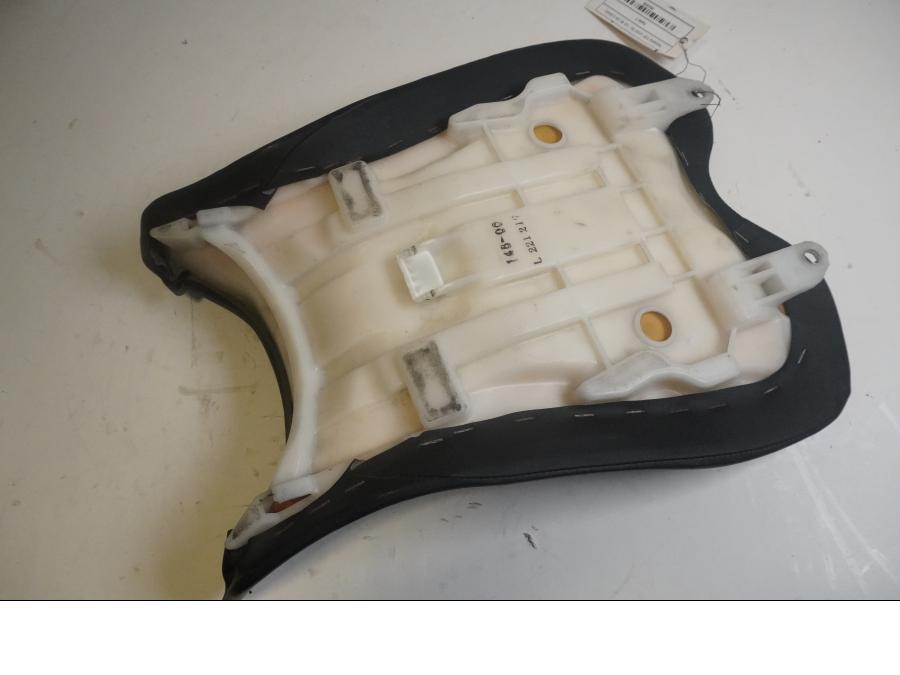 Vänster sida på Sadel från en Yamaha YZF 1000 R1 -2010 motorcykel.