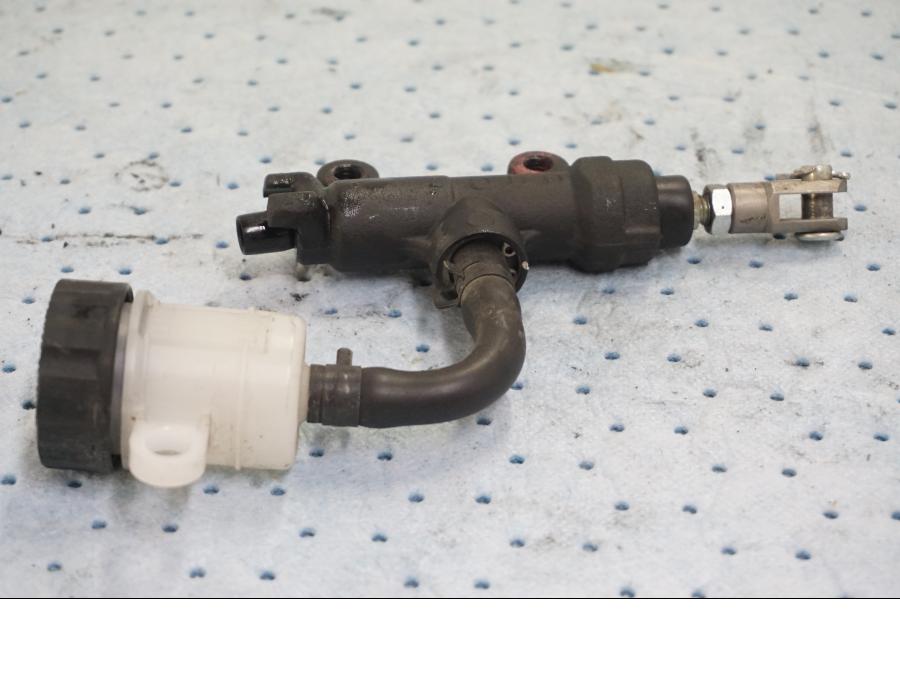 Baksidan på Bromshuvudcylinder från en Kawasaki Ninja H2 -2019 motorcykel.