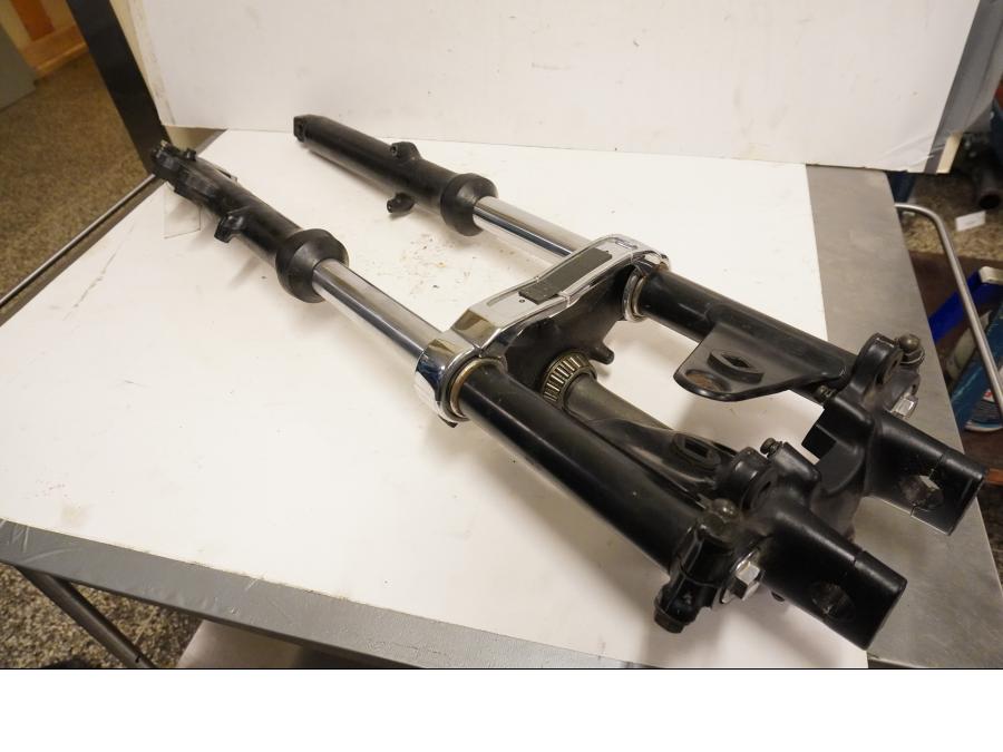 Framsidan på Gaffelpaket från en Suzuki GSX 400 -1984 motorcykel.